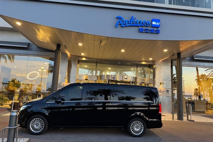 Premium City Transfer of Marseille and the Calanques by Van