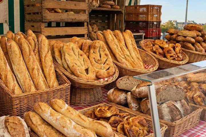Paris: Eiffel Tower Food Tour with 7 Tastings at Local Shops