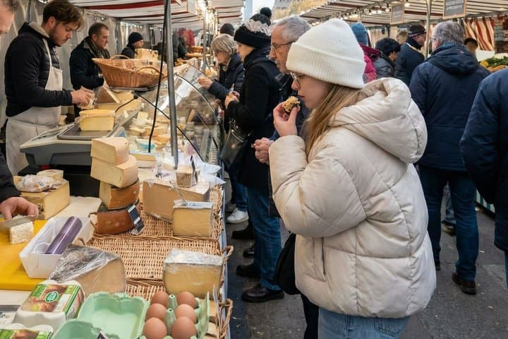 Paris: Eiffel Tower Food Tour with 7 Tastings at Local Shops