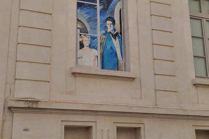 Immersion in the Heart of Avignon Secret of the Popes and Friendliness