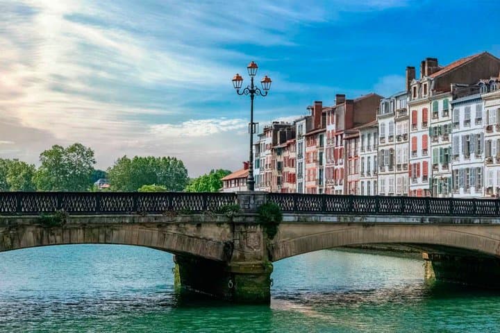 TOP Bayonne : Private Guided Tour with your mobile