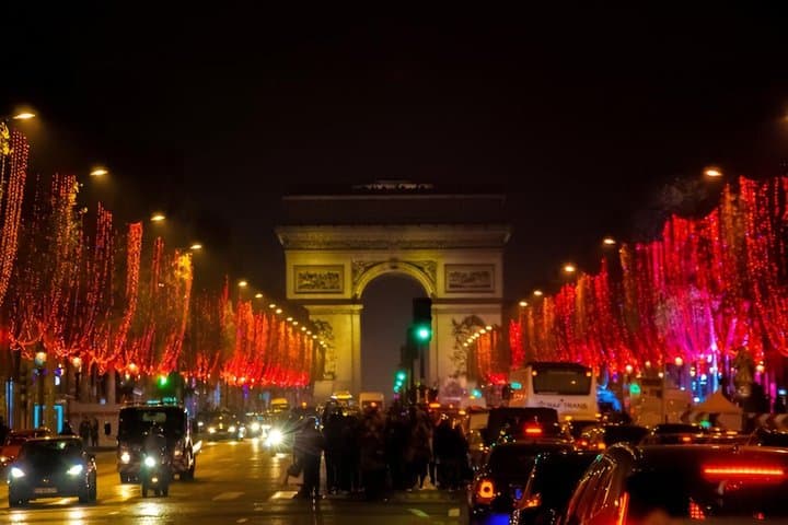 Private Paris Car City Tour with Main Landmarks Photos Stops