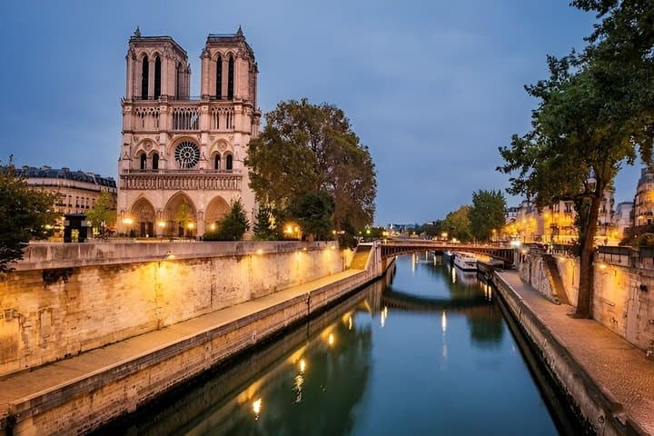 Private Paris Car City Tour with Main Landmarks Photos Stops