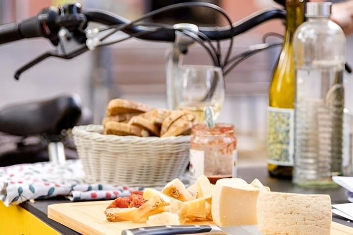 Toulouse gourmet tour in English: cheese wine heritage