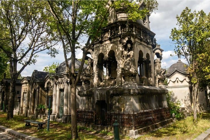 Paris Iconic Graves Tour: Père Lachaise & Montparnasse Walk