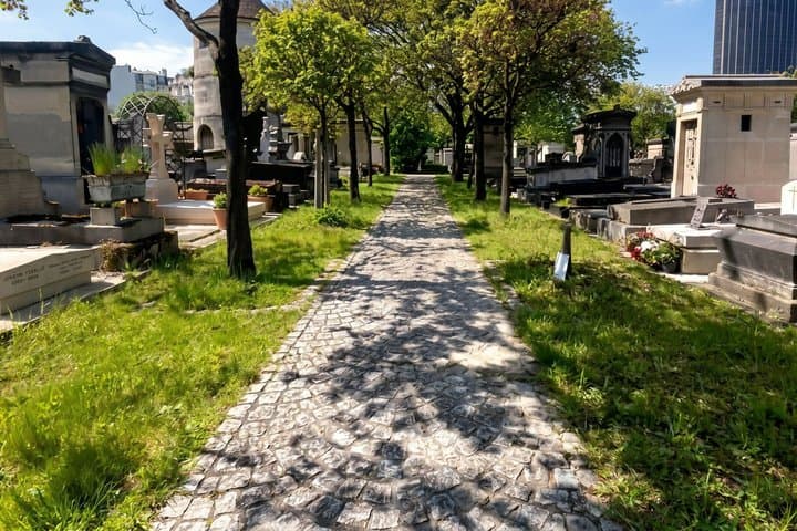 Paris: Celebrity Graves Tour – Montparnasse & Père Lachaise