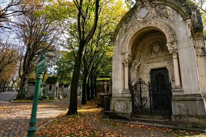 Paris: Celebrity Graves Tour – Montparnasse & Père Lachaise