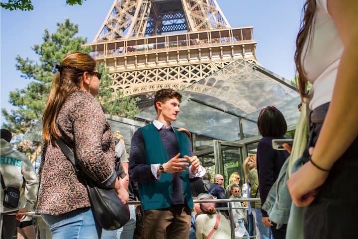 Eiffel Tower Guided Tour up to Summit with a Private Guide