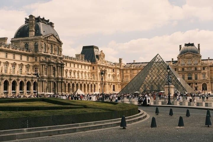 History Walking Tour in the heart of Paris, along the Seine