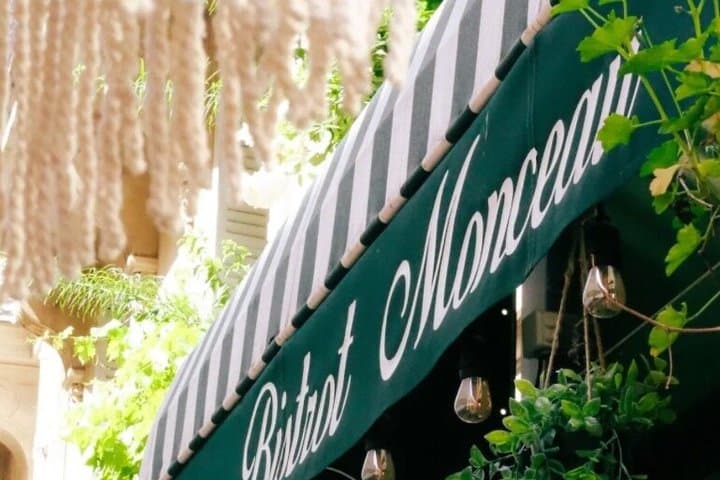 Romantic Terrace Experience and Gift near Parc Monceau