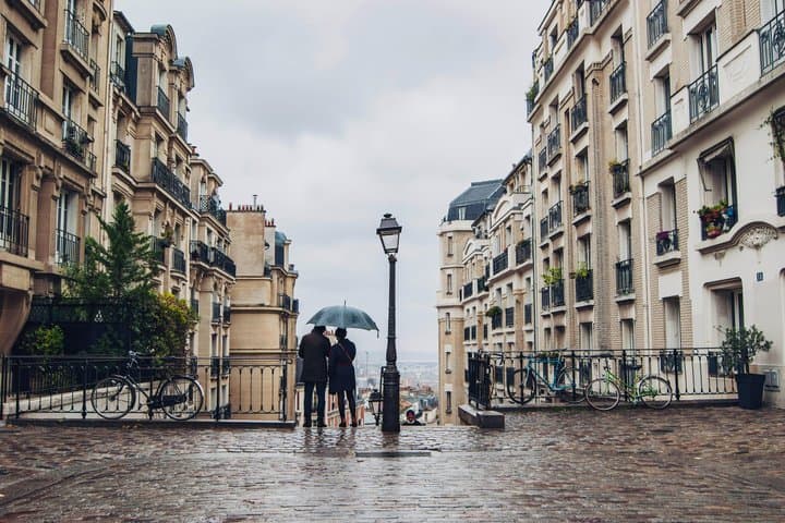 :Montmartre Semi-Private Walking Tour with Wine & Cheese Tasting