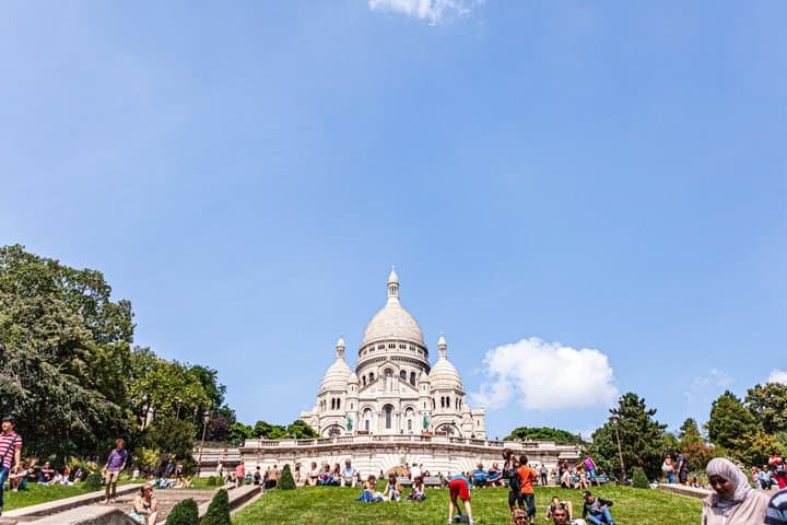 :Montmartre Semi-Private Walking Tour with Wine & Cheese Tasting