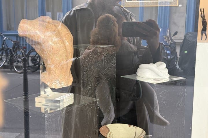 Paris Art Galleries Private Tour with a Curator