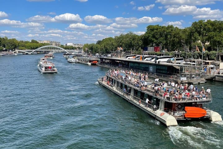 One Hour Paris Seine River Cruise with Audio Guide and Photoshoot