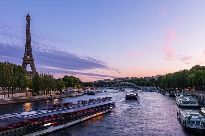 One Hour Paris Seine River Cruise with Audio Guide and Photoshoot