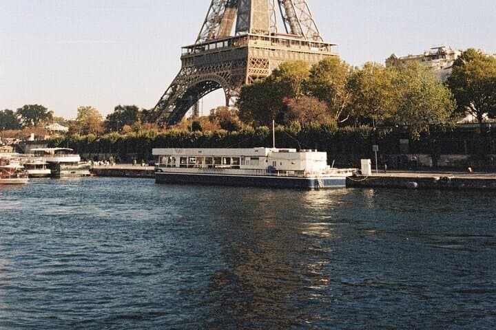 One Hour Paris Seine River Cruise with Audio Guide and Photoshoot