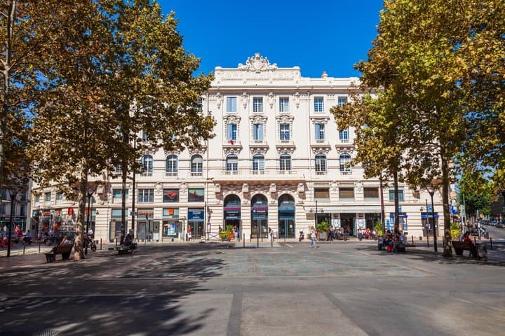 Hello Antibes: Private 2-Hour Intro City Walk with Local Guide