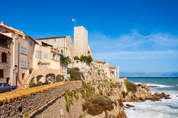 Hello Antibes: Private 2-Hour Intro City Walk with Local Guide