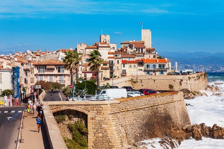 Hello Antibes: Private 2-Hour Intro City Walk with Local Guide