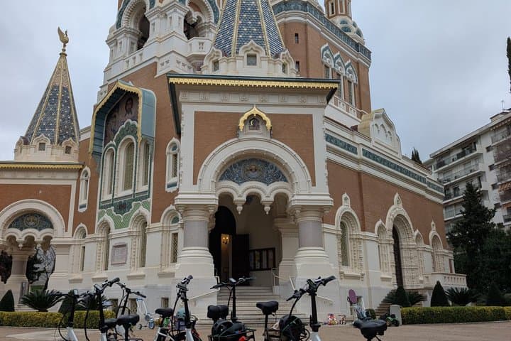 Guided tour of Nice by electric bike and all its history.