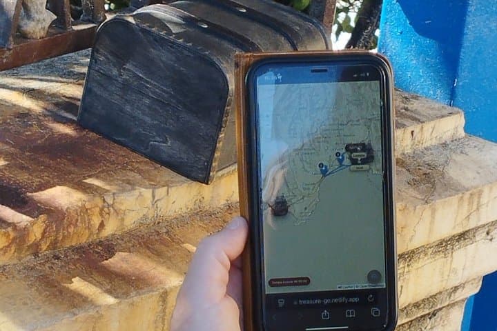 Semi-guided tour of Old Nice with treasure hunt