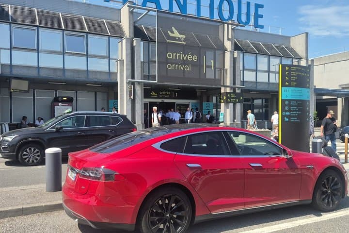 Nantes Airport Transfer to Private Luxury Transport