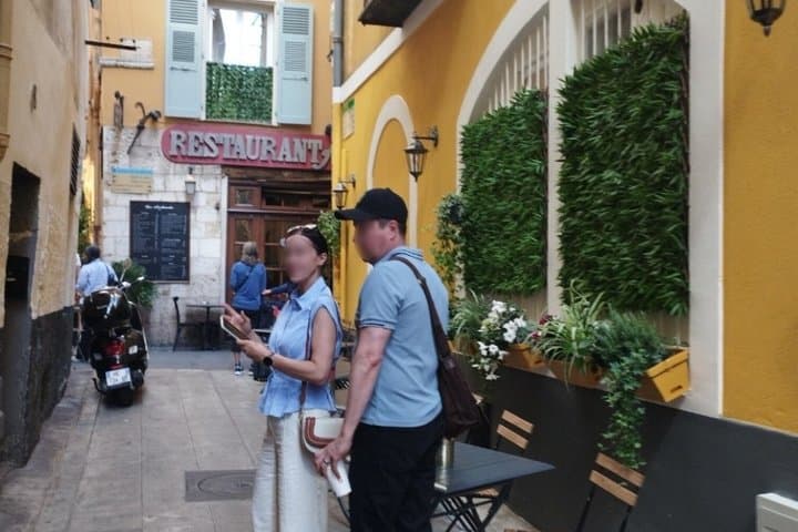Semi-guided tour of Old Nice with treasure hunt