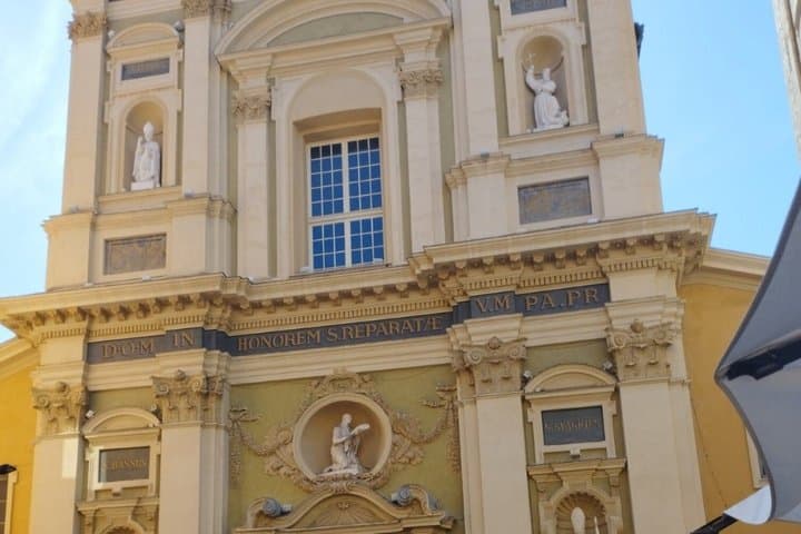 Semi-guided tour of Old Nice with treasure hunt