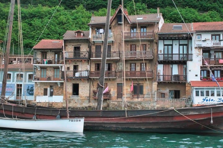Pasaia expedition discovering the Spanish fjord by boat