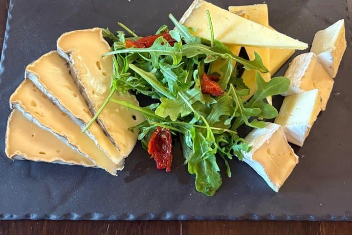 Guided Tour of Montmartre with Cheese and Wine Tasting