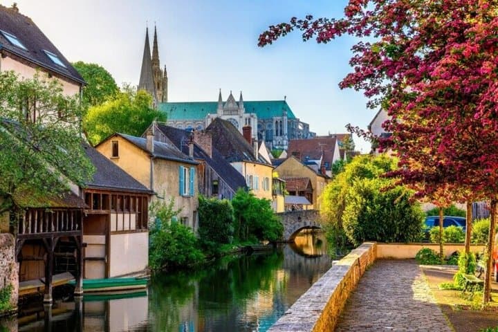 Private Chartres Cathedral Tour (5h) Driver & Guide