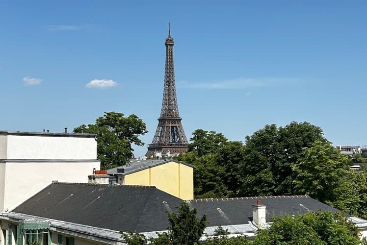From Busy Paris To Quiet Paris : An Afternoon Stroll With A Local