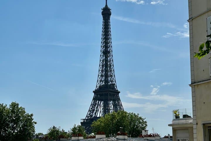 From Busy Paris To Quiet Paris : An Afternoon Stroll With A Local