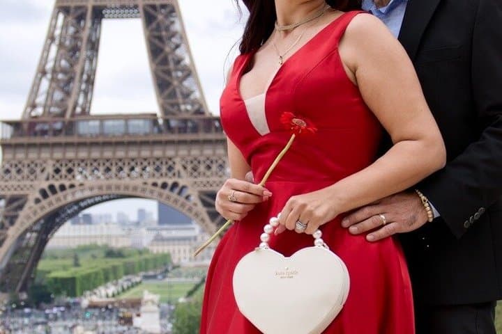 Paris: Luxury Private Photo Eiffel Tower & Louvre pyramid