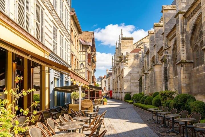 Hello Troyes: Private 2-Hour Intro City Walk with Local Guide