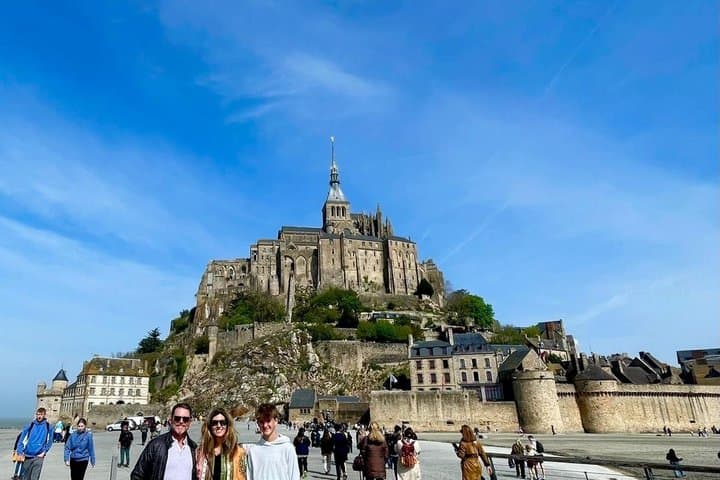 Mont Saint Michel Tour by Vintage Range Rover from Paris