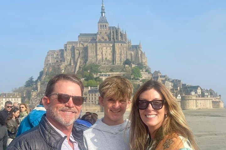 Mont Saint Michel Tour by Vintage Range Rover from Paris