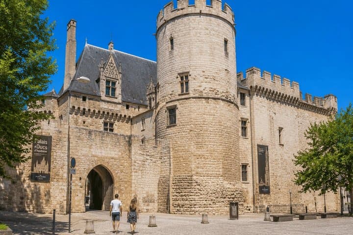Hello Poitiers: Private 2-Hour Intro City Walk with Local Guide