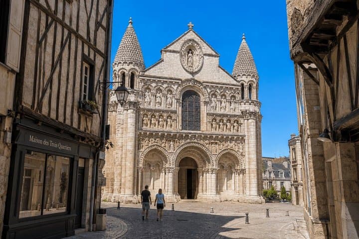 Hello Poitiers: Private 2-Hour Intro City Walk with Local Guide