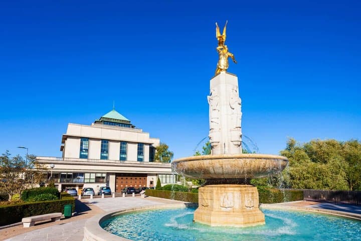 Hello Tours: Private 2-Hour Intro City Walk with Local Guide