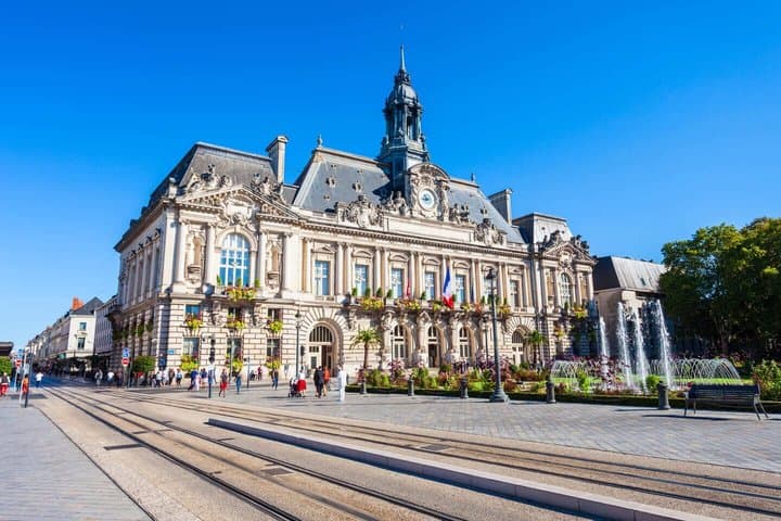 Hello Tours: Private 2-Hour Intro City Walk with Local Guide