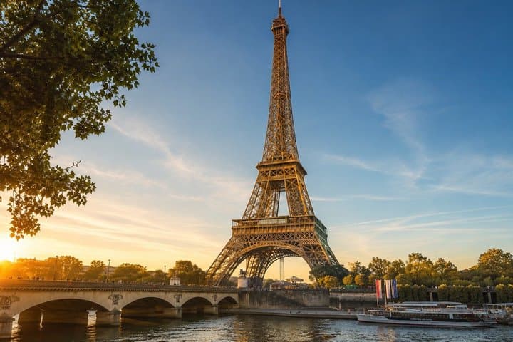 Paris Treasure Hunt – Explore the Seine from Louvre to Eiffel