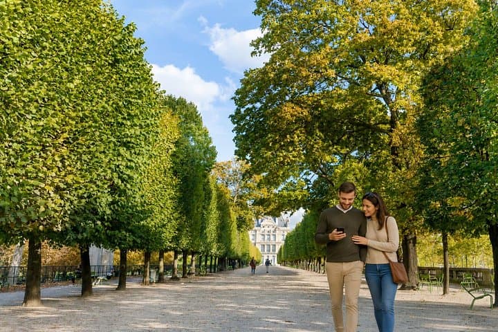 Paris Scavenger Hunt & Highlights Self-Guided Walking Tour