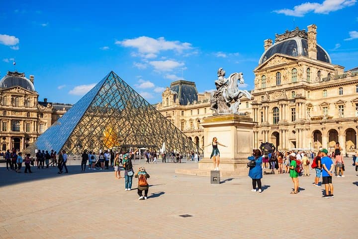 Paris Scavenger Hunt & Highlights Self-Guided Walking Tour