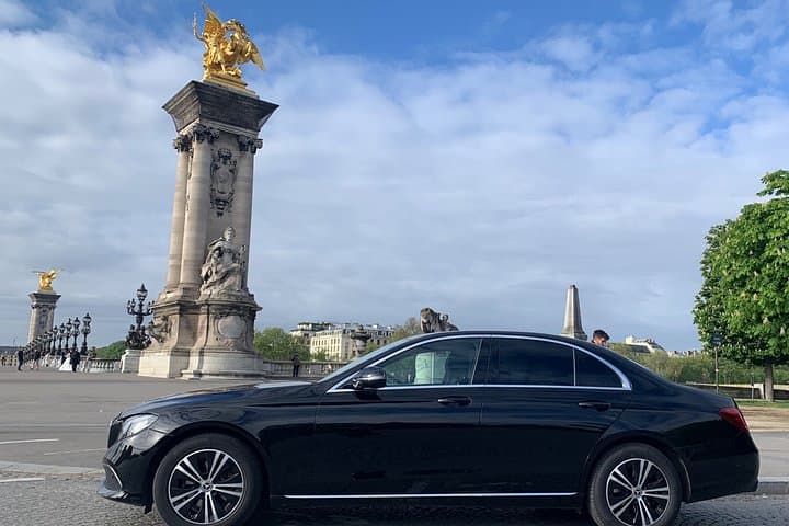 Paris Seine Dinner Cruise and Moulin Rouge with Private Driver