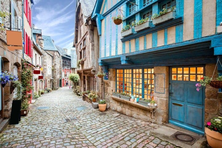 Hello Dinan: Private 2-Hour Intro City Walk with Local Guide