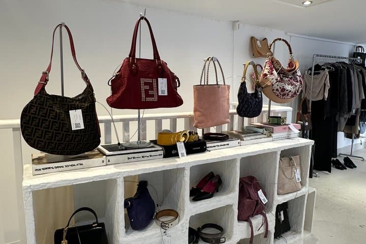 Personalized Vintage Shopping Tour in Paris