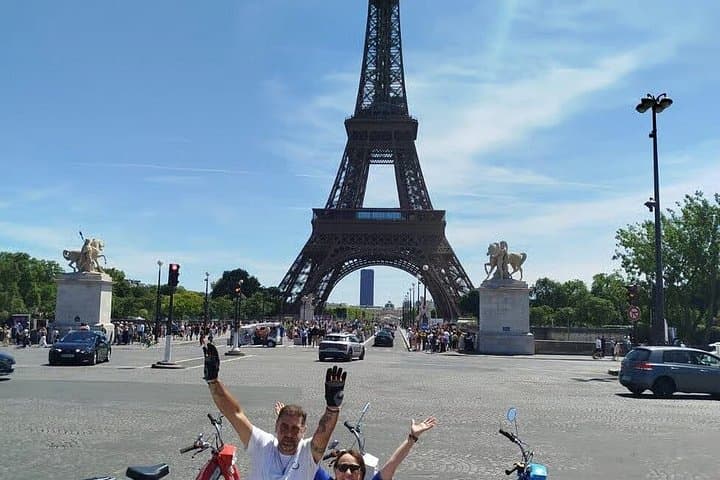 Paris Guided tour in Peugeot 103 electric moped
