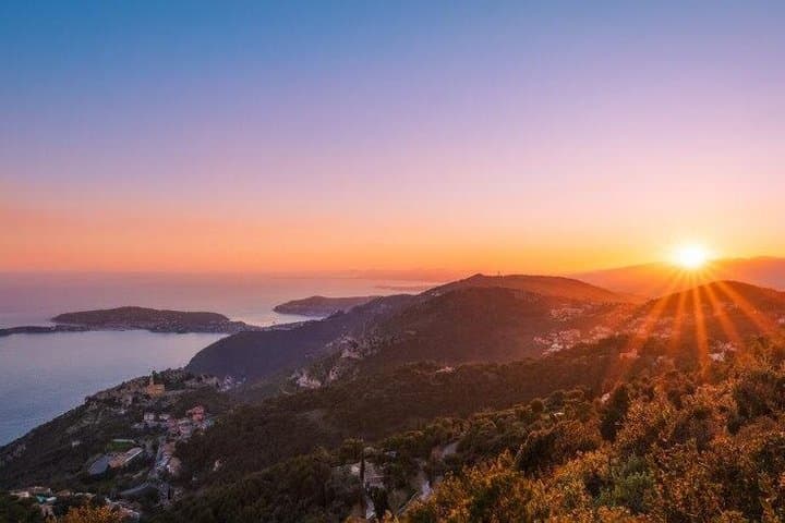 Private Tour of the French Riviera in Van Luxury with Private Driver