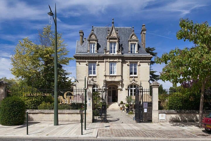 Hello Épernay: Private 2-Hour Intro City Walk with Local Guide